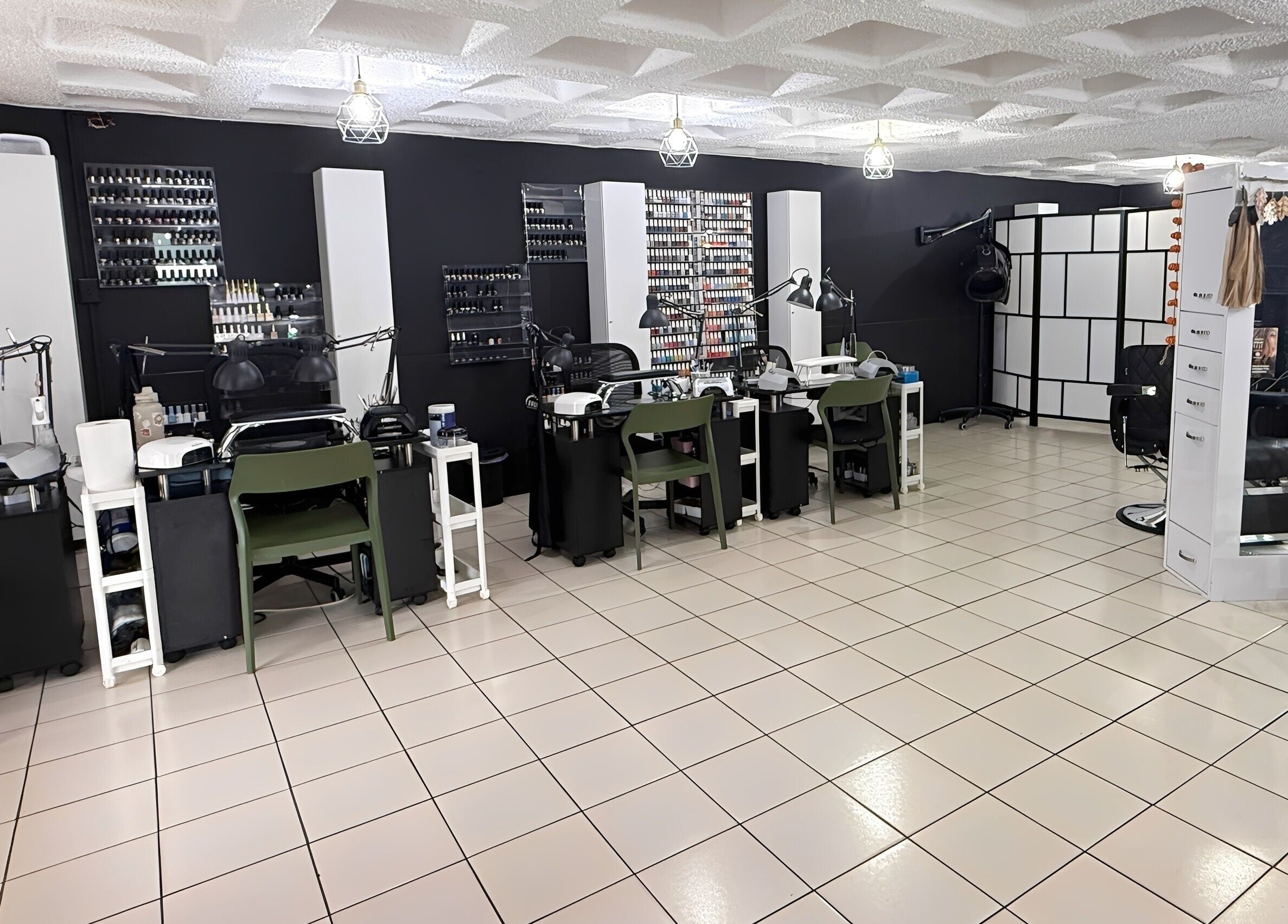 Interior moderno de D’Verzanni Salón en Guaynabo, Guaynabo, PR, mostrando estaciones de belleza y diseño chic.