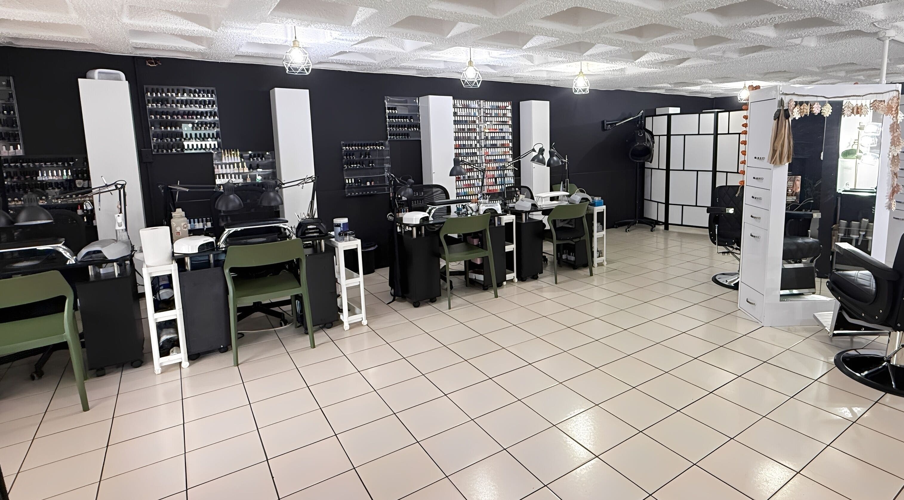 Interior moderno de D’Verzanni Salón en Guaynabo, Guaynabo, PR, mostrando estaciones de belleza y diseño chic.