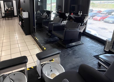 Interior moderno y elegante de D’Verzanni Salón en Guaynabo, Guaynabo, PR, con sillas de peluquería y lavabos.