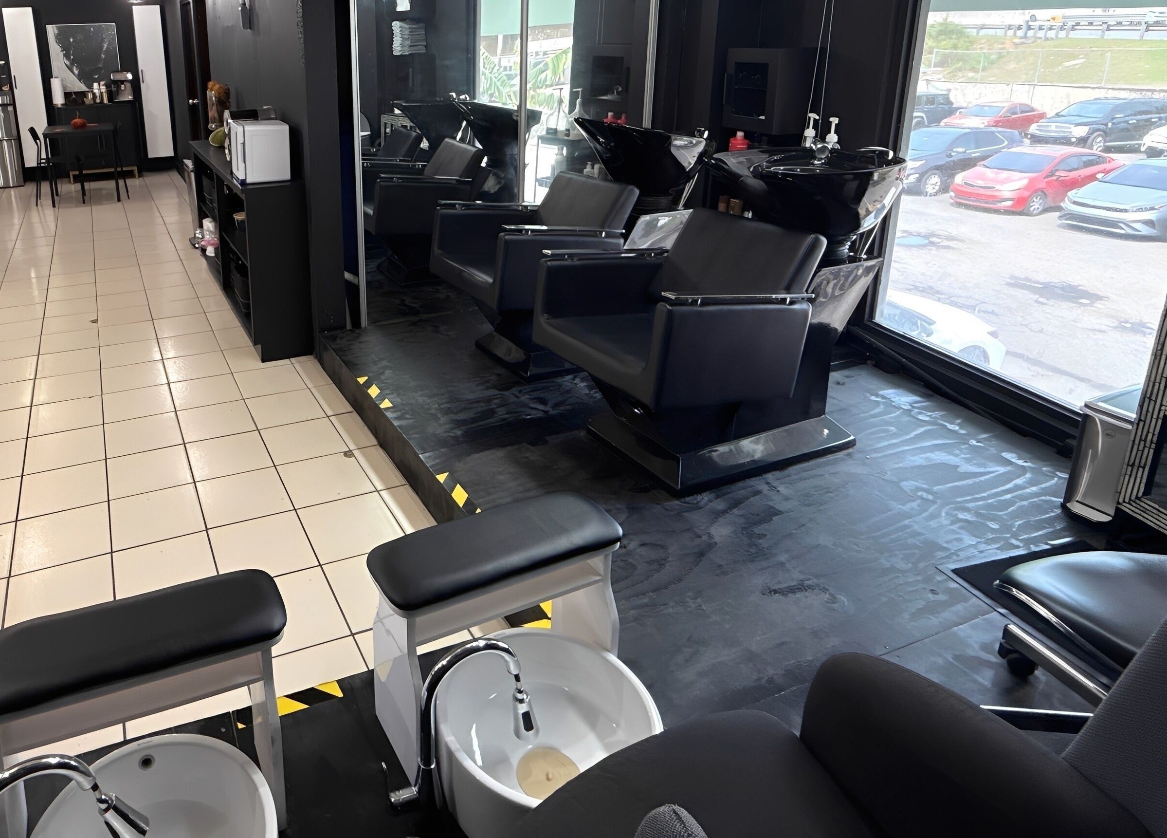 Interior moderno y elegante de D’Verzanni Salón en Guaynabo, Guaynabo, PR, con sillas de peluquería y lavabos.