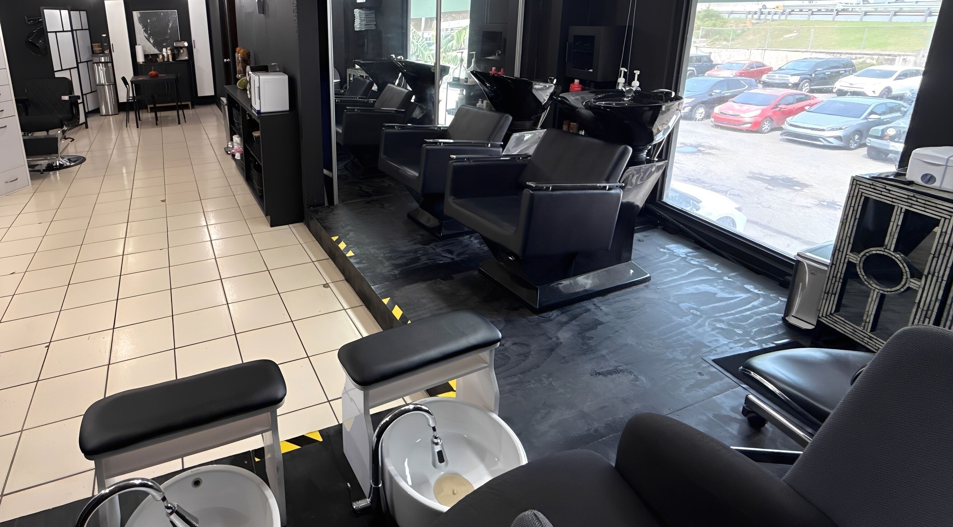 Interior moderno y elegante de D’Verzanni Salón en Guaynabo, Guaynabo, PR, con sillas de peluquería y lavabos.