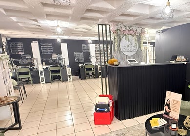 Interior del D’Verzanni Salón en Guaynabo, Guaynabo, PR. Espacio elegante con una recepción moderna.