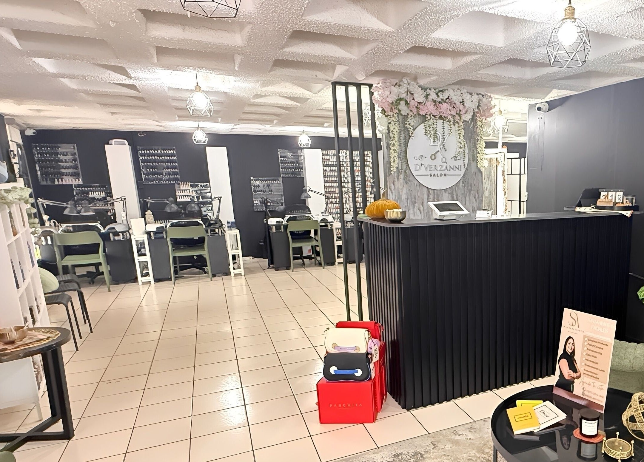 Interior del D’Verzanni Salón en Guaynabo, Guaynabo, PR. Espacio elegante con una recepción moderna.