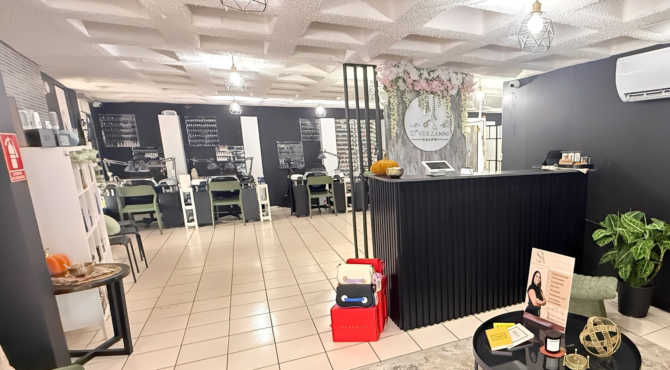 Interior del D’Verzanni Salón en Guaynabo, Guaynabo, PR. Espacio elegante con una recepción moderna.