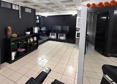 Área elegante de D’Verzanni Salón en Guaynabo, Guaynabo, PR, mostrando estaciones de lavado y decoración contemporánea.