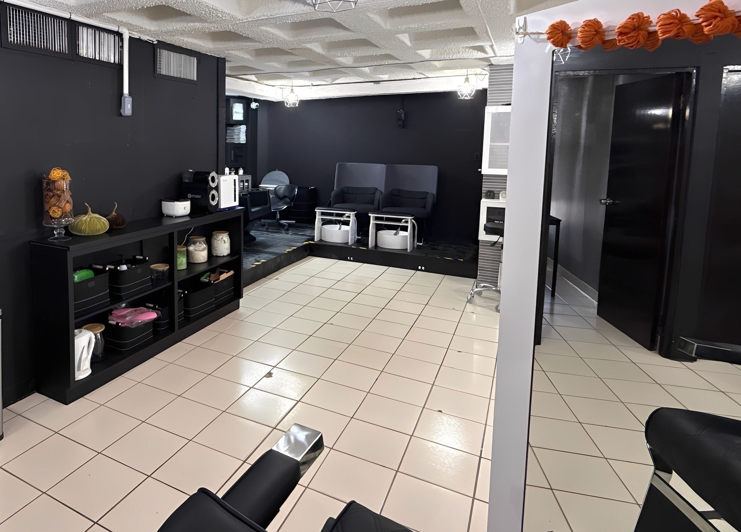 Área elegante de D’Verzanni Salón en Guaynabo, Guaynabo, PR, mostrando estaciones de lavado y decoración contemporánea.