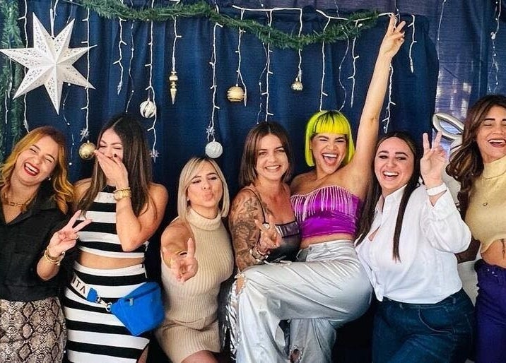 Grupo celebrando en D’Verzanni Salón, Guaynabo, Guaynabo, PR, rodeados de decoraciones festivas.
