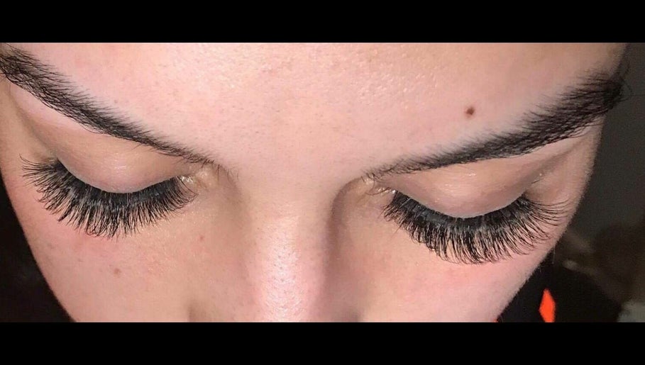 Eyelash Extensions by Nicole slika 1