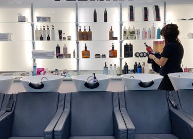 Lavabos de salón en FELISATI SAN PEDRO en San Pedro Garza García, Nuevo León, MX, con productos de belleza.