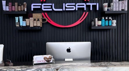 Recepción de FELISATI ITALIAN HAIR STUDIO en San Pedro Garza García, Nuevo León, MX con productos de belleza.