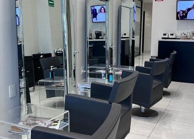 Interior moderno de FELISATI ITALIAN HAIR STUDIO SAN PEDRO en San Pedro Garza García, Nuevo León, MX.