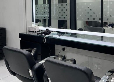 Interior moderno de FELISATI ITALIAN HAIR STUDIO SAN PEDRO en San Pedro Garza García, Nuevo León, MX.