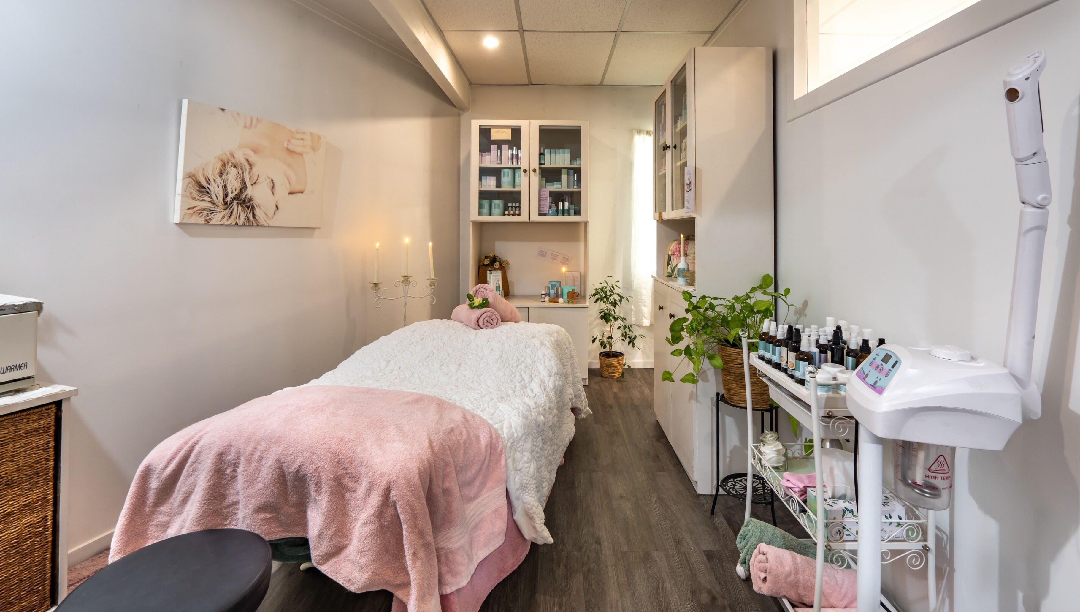 Relaxing treatment room at Jodi Lea Natural Beauty, Auckland, Auckland, NZ with calming ambiance and soft linens.