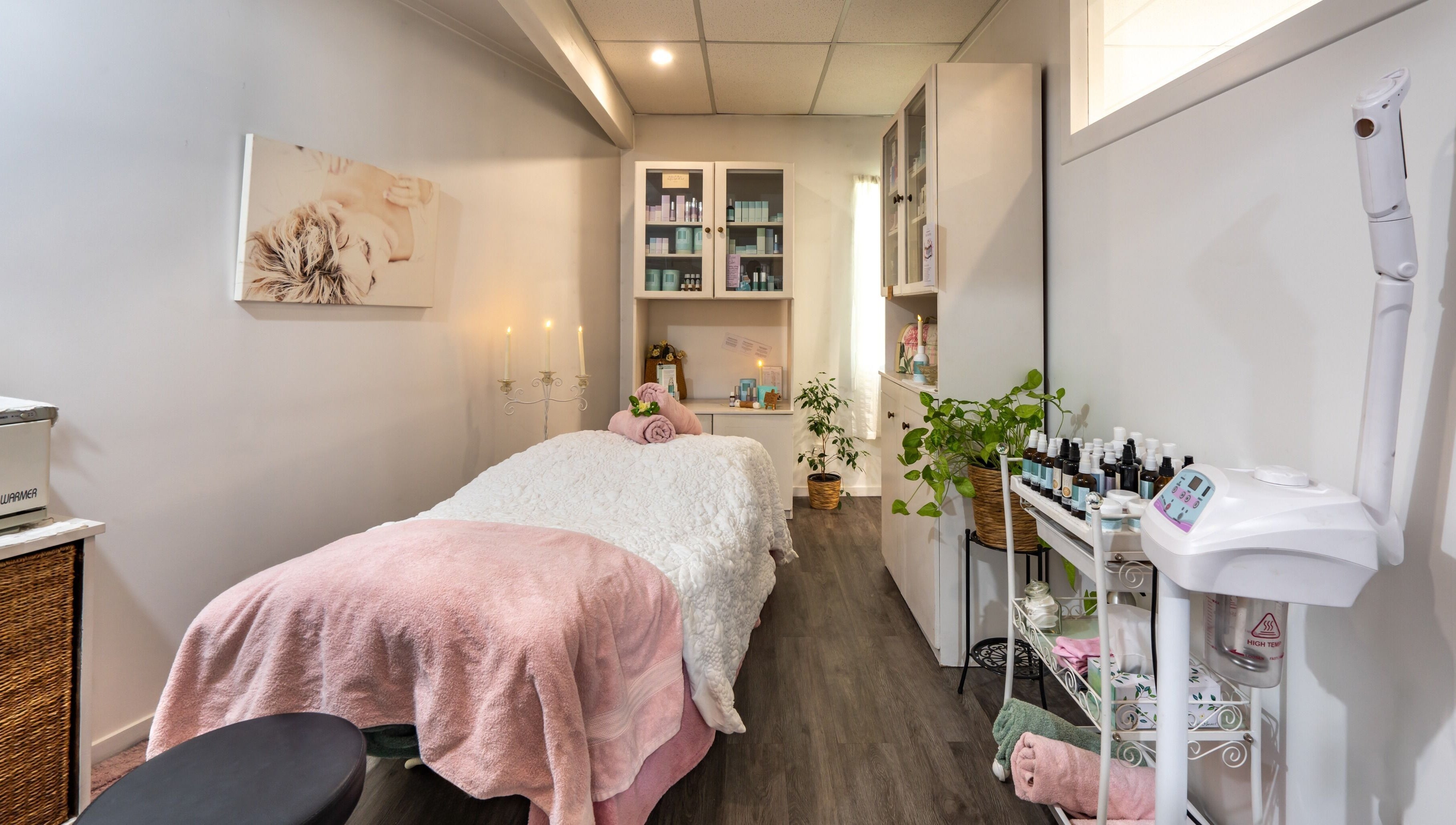 Relaxing treatment room at Jodi Lea Natural Beauty, Auckland, Auckland, NZ with calming ambiance and soft linens.