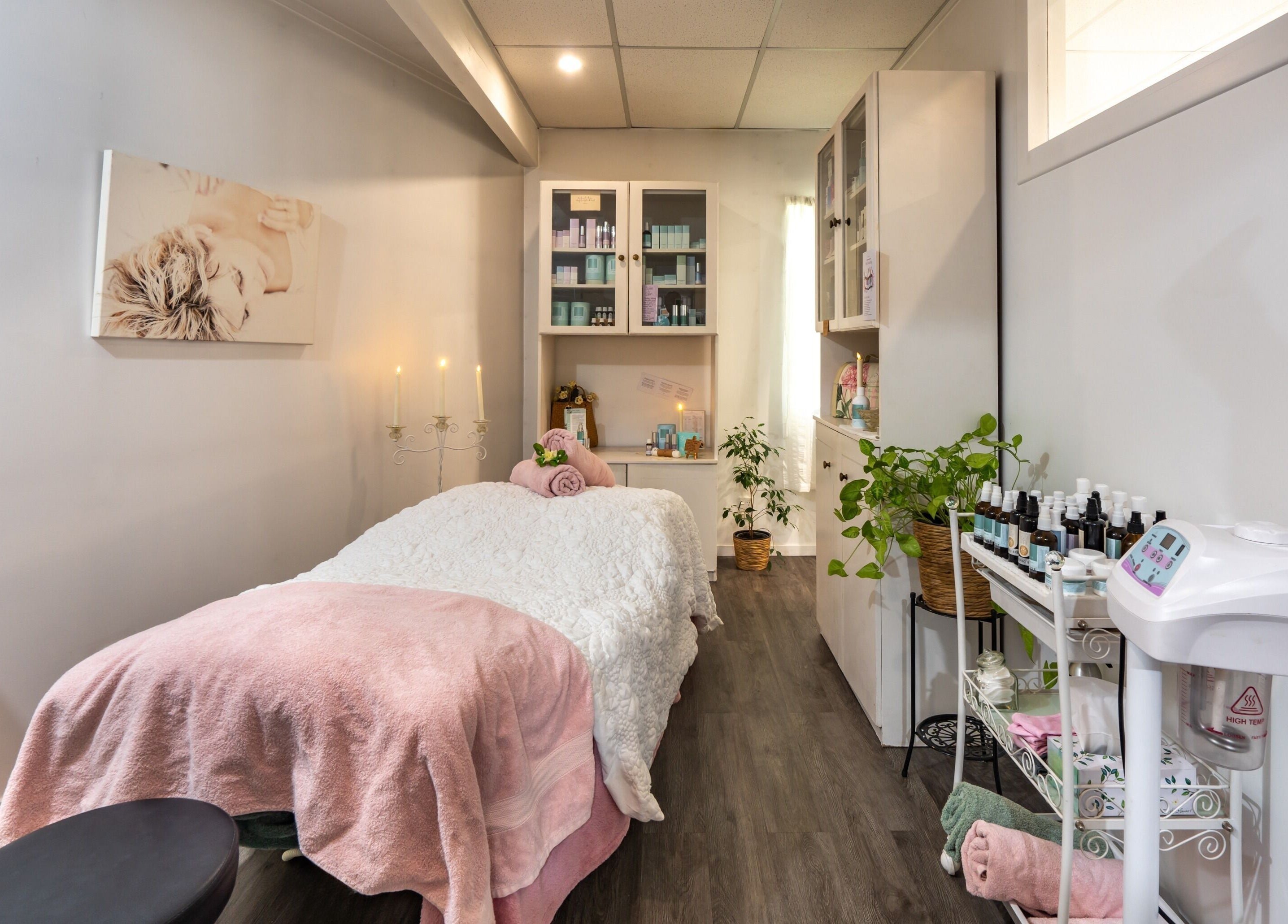 Relaxing treatment room at Jodi Lea Natural Beauty, Auckland, Auckland, NZ with calming ambiance and soft linens.