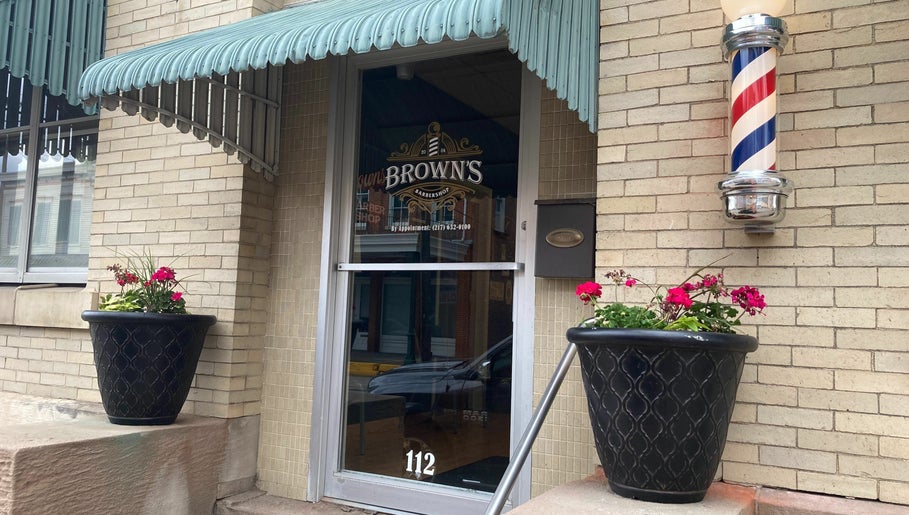 Brown’s Barber Shop صورة 1