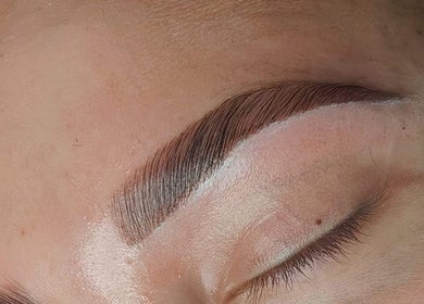 Perfectly shaped eyebrows at Simplicity Beauty Clinic, Rustenburg, North West, ZA, displaying expert care.