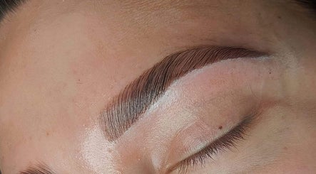 Perfectly shaped eyebrows at Simplicity Beauty Clinic, Rustenburg, North West, ZA, displaying expert care.