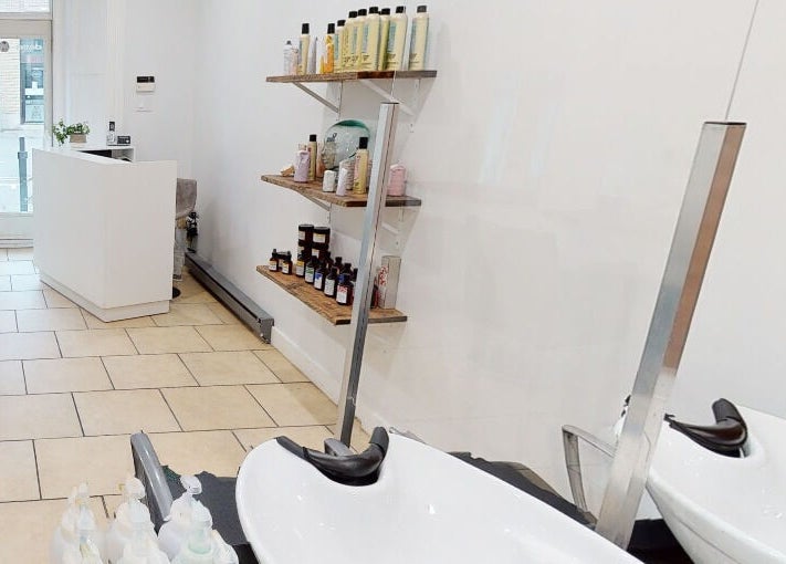 Modern reception at Maison L.A.B, Montréal, Québec, CA showcasing sleek design and beauty products.