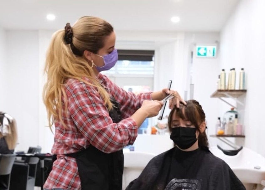 Professional haircut at Maison L.A.B, Montréal, Québec, CA. Expert stylist crafting elegant hairstyles.