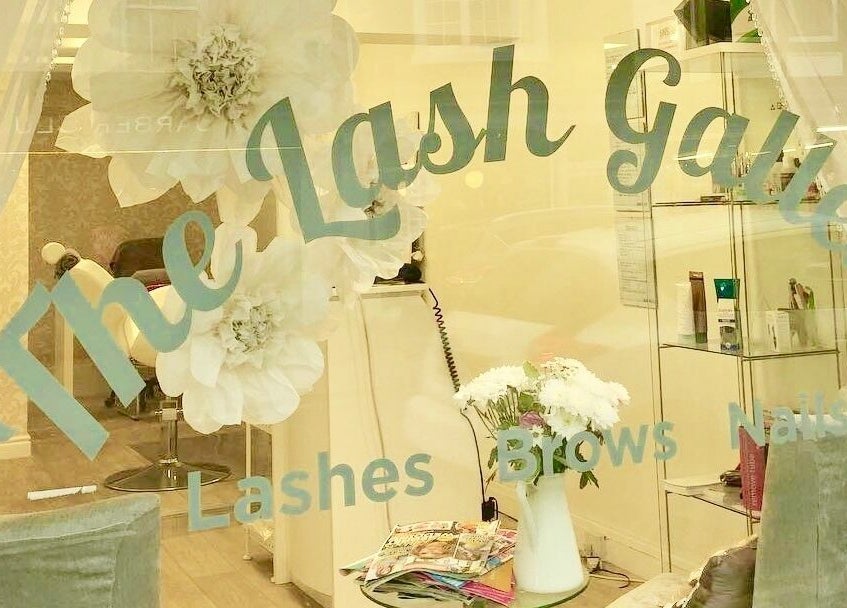 The Lash Gallery entrance showcasing elegant floral decor, Knaresborough, England, GB.