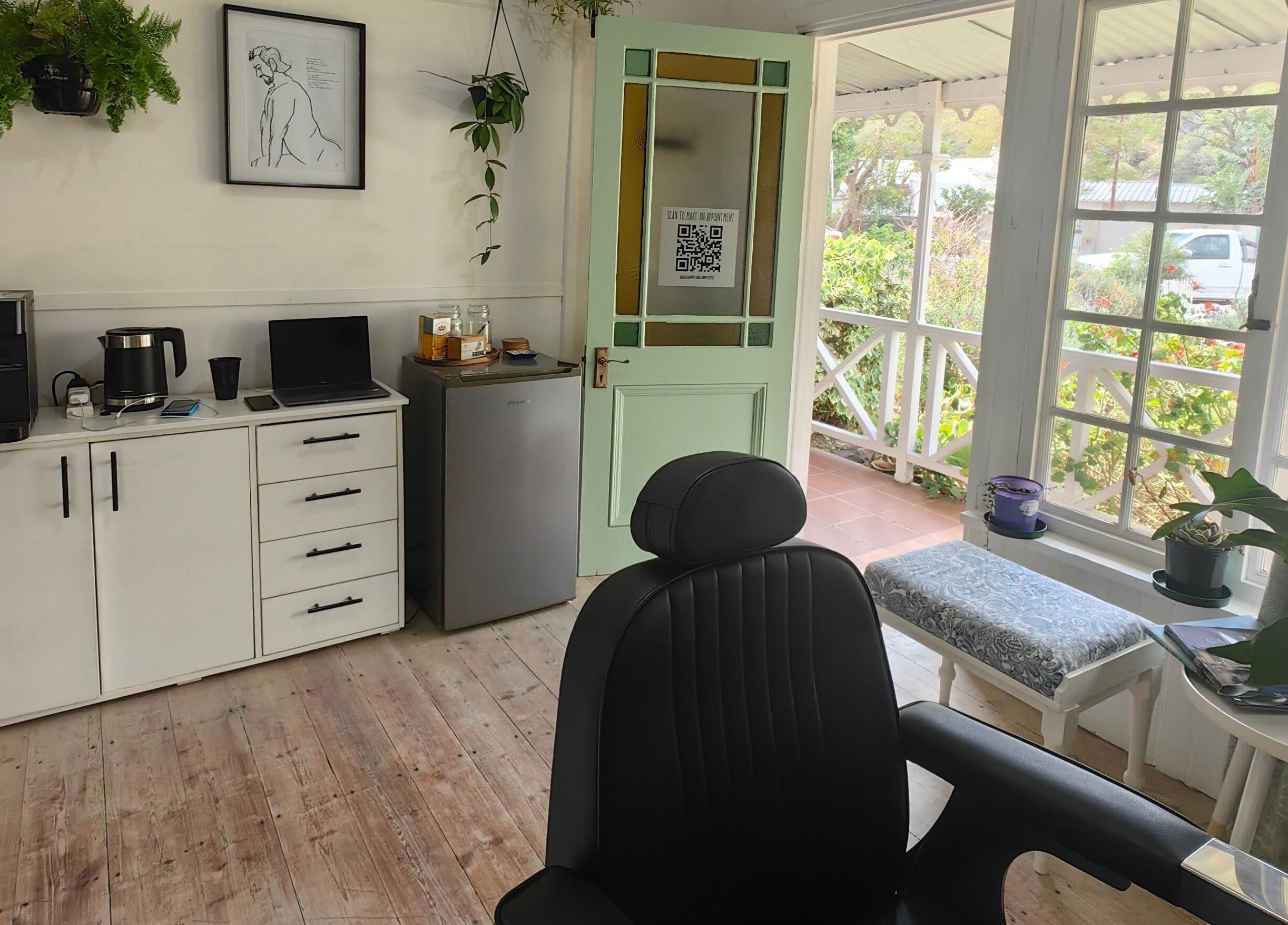 Charming interior of Urban Cottage, Port Alfred, Eastern Cape, ZA showcasing a welcoming beauty seating area.