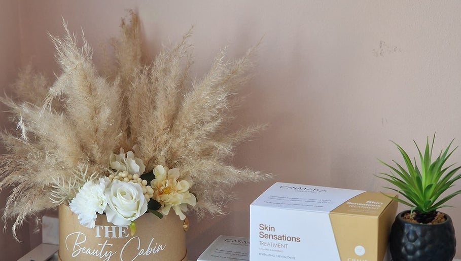 Elegant floral arrangement at The Beauty Cabin in Calahonda, Andalucía, ES enhances serene atmosphere.