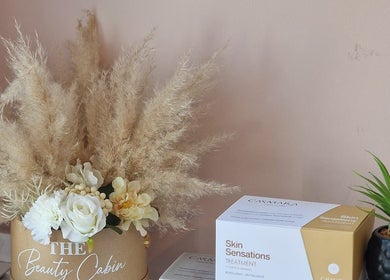 Elegant floral arrangement at The Beauty Cabin in Calahonda, Andalucía, ES enhances serene atmosphere.