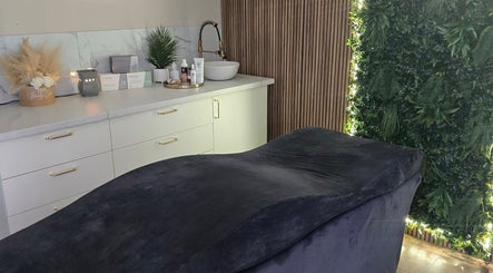 Relaxing treatment room at The Beauty Cabin, Calahonda, Andalucía, ES with green decor and plush bed.