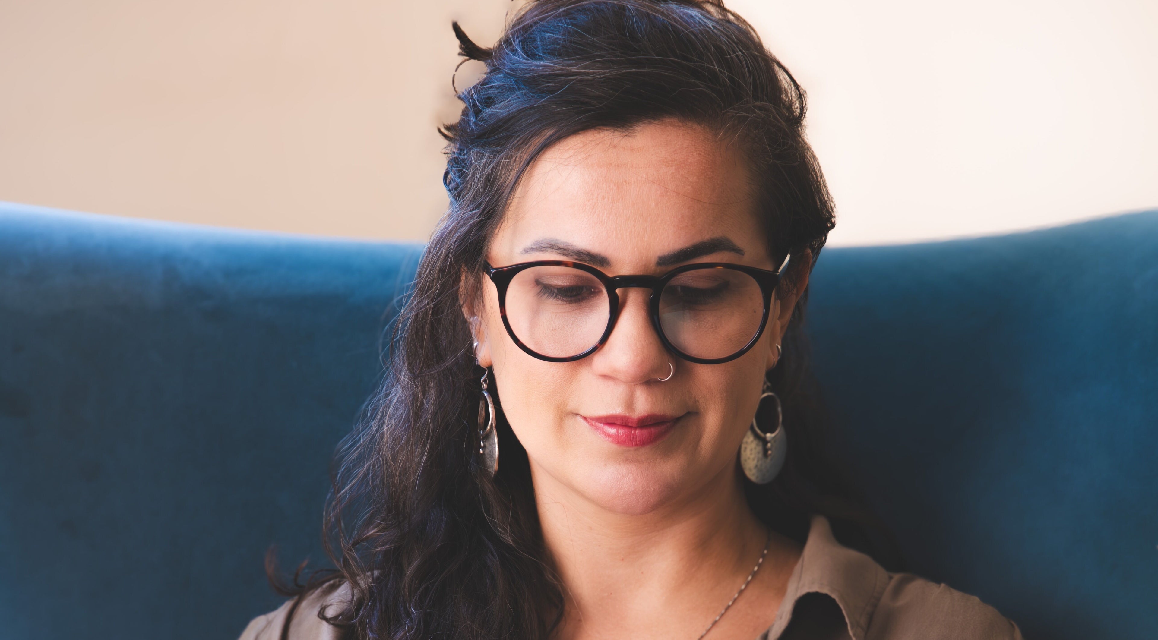 Psicóloga Camila Amaral relaxa em cadeira azul, Dublin 7, County Dublin, IE.