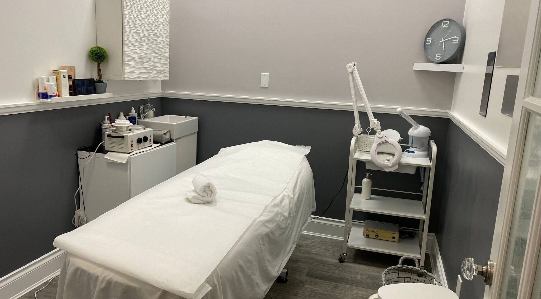 Cozy treatment room at Voka Deka Esthetics Salon in Vancouver, British Columbia, CA, featuring a spa bed.