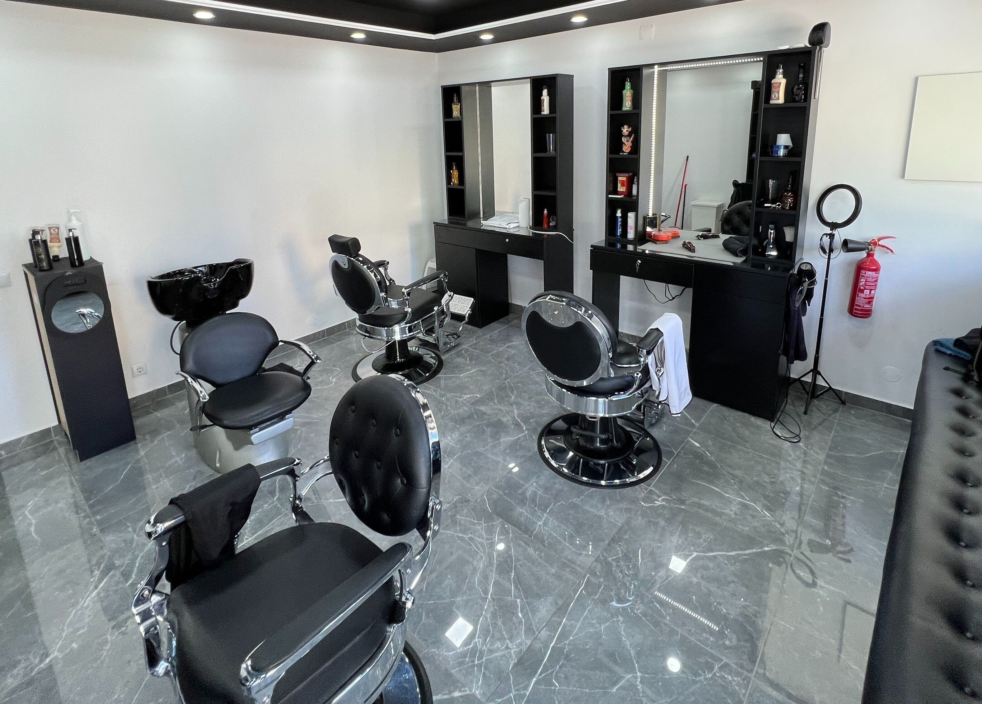 Interior moderno e elegante do Fabiu's Barbershop Cascais em Cascais, Lisboa, PT.