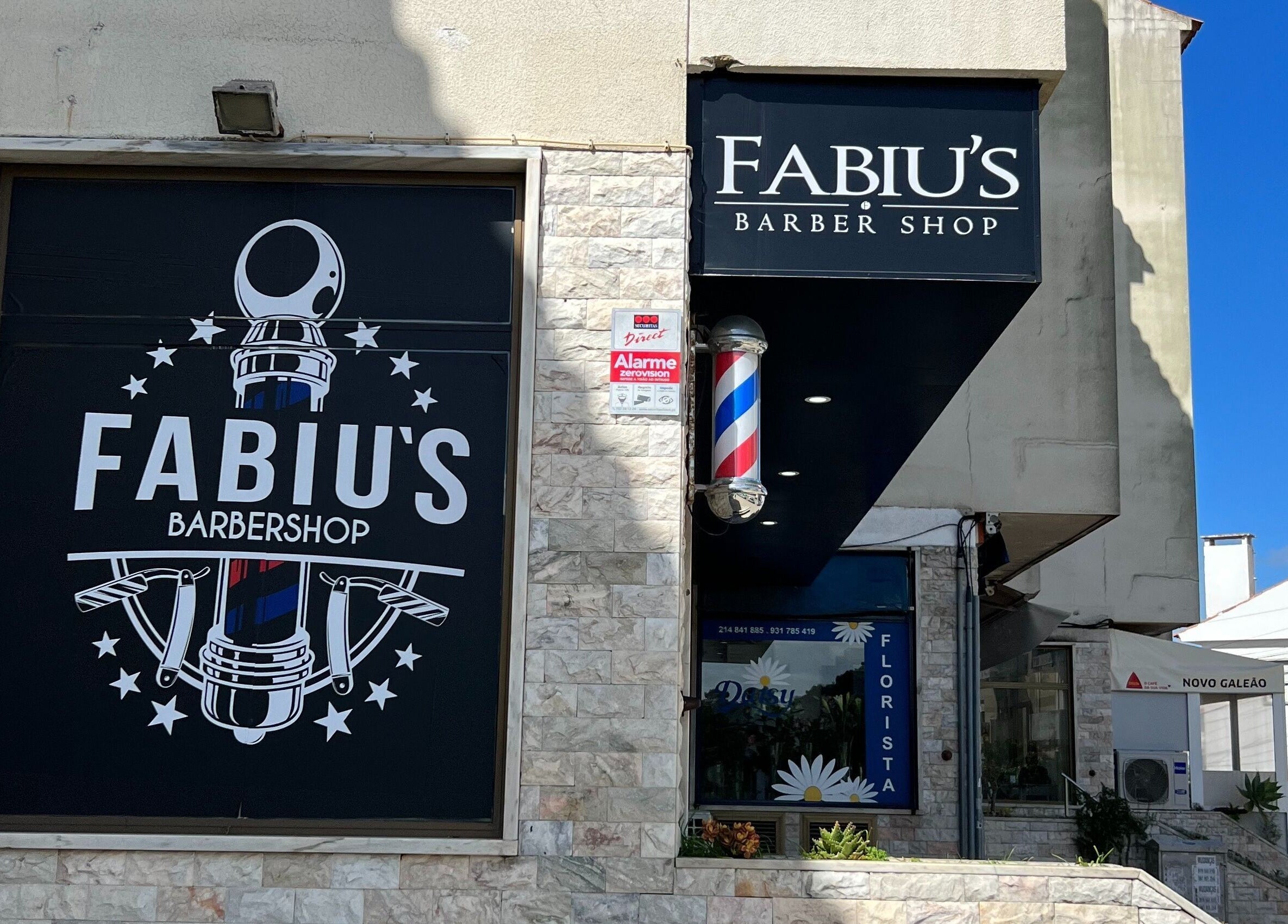 Fachada da barbearia Fabiu's Barbershop Cascais em Cascais, Lisboa, PT, com letreiro elegante.