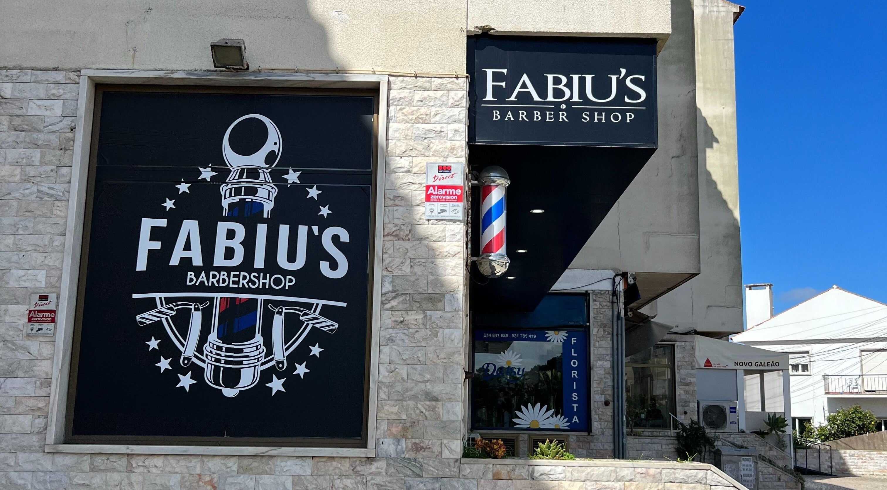 Fachada da barbearia Fabiu's Barbershop Cascais em Cascais, Lisboa, PT, com letreiro elegante.
