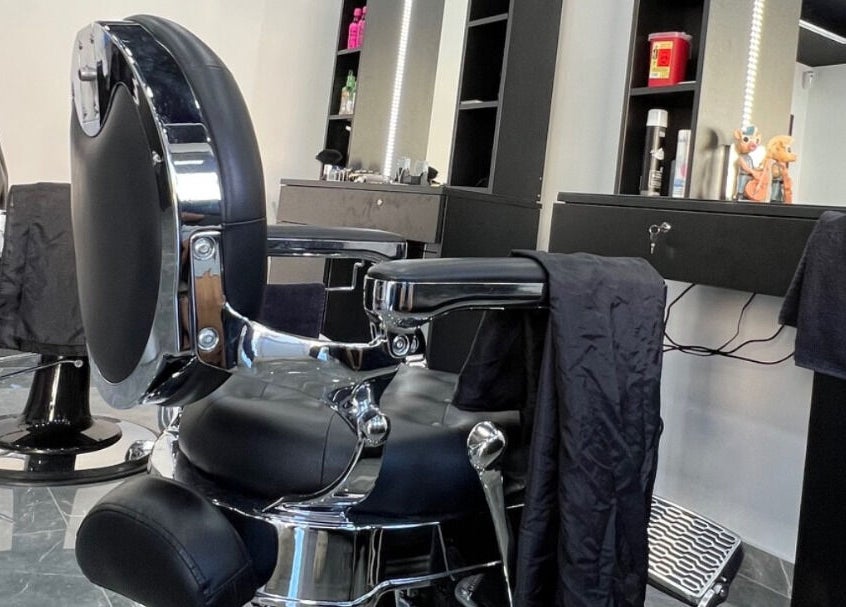 Cadeiras modernas em Fabiu's Barbershop Cascais, Lisboa, PT, oferecendo conforto e estilo.