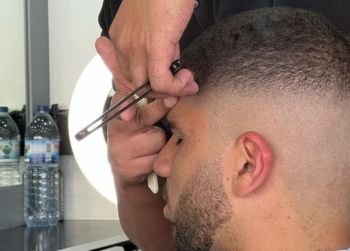 Cliente recebendo corte de cabelo na Fabiu's Barbershop Cascais, Cascais, Lisboa, PT.