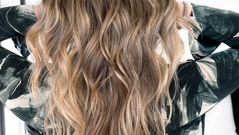 Elegant wavy hairstyle showcasing golden hues at HAIR MAKE il, Shibuya, JP.