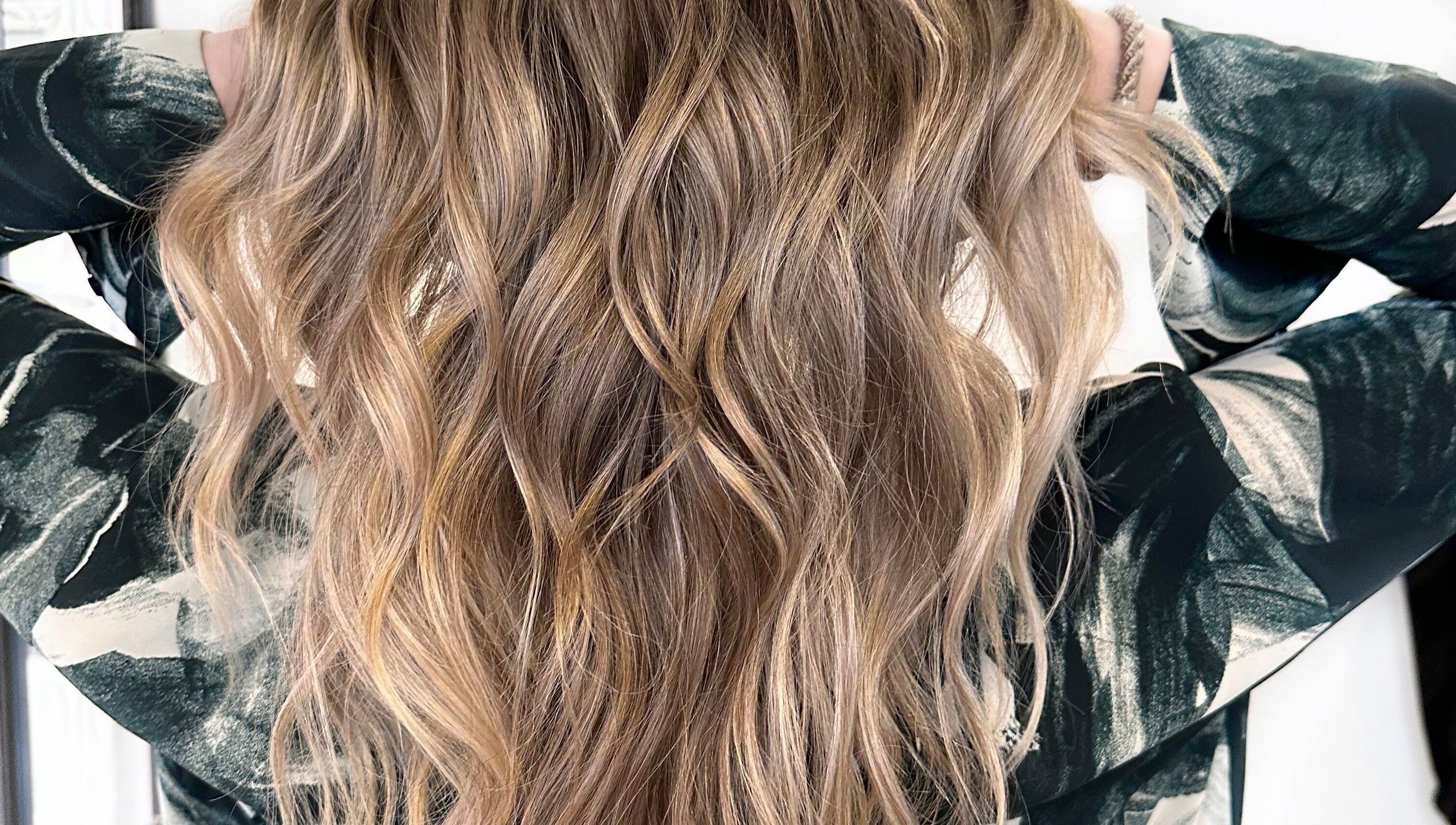 Elegant wavy hairstyle showcasing golden hues at HAIR MAKE il, Shibuya, JP.