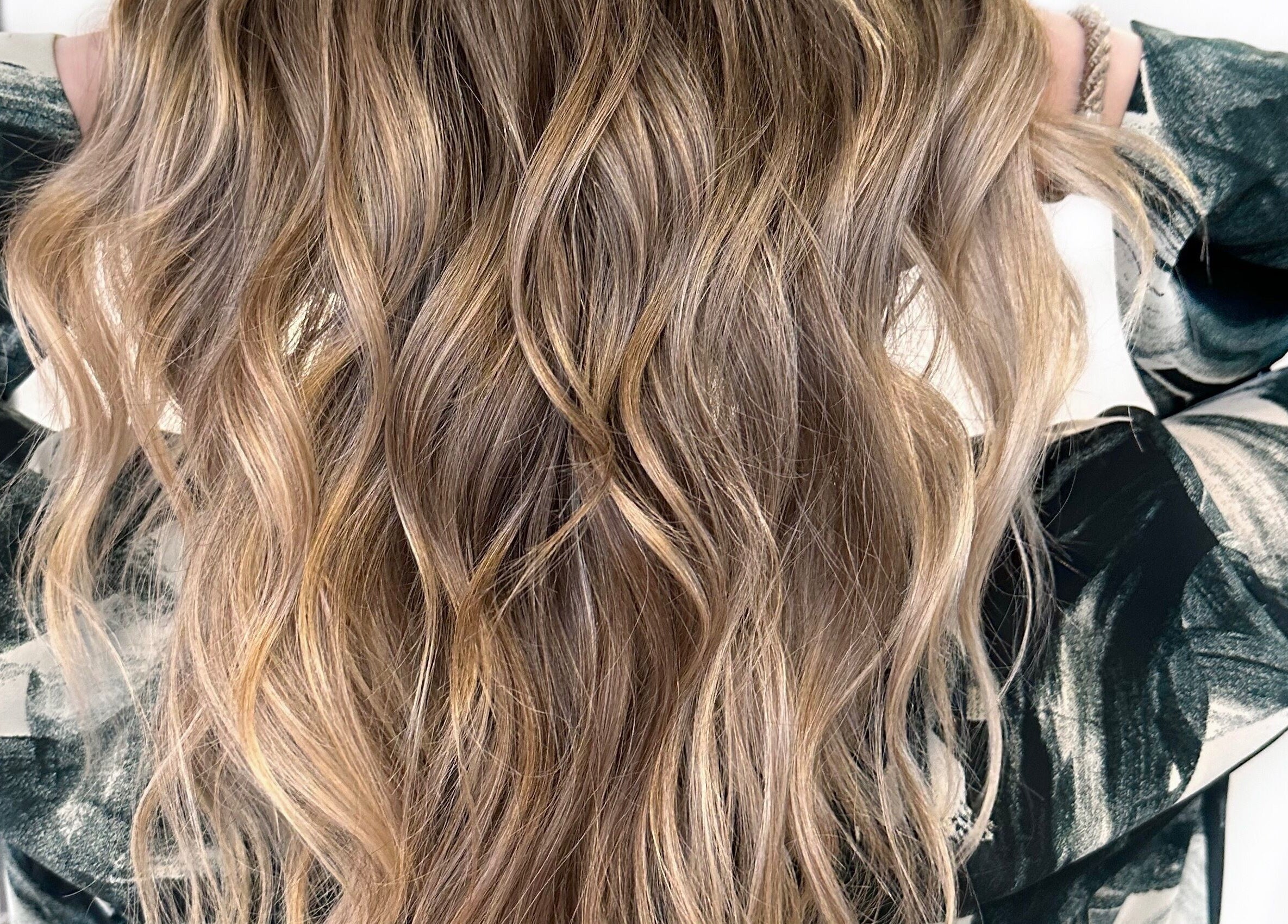 Elegant wavy hairstyle showcasing golden hues at HAIR MAKE il, Shibuya, JP.