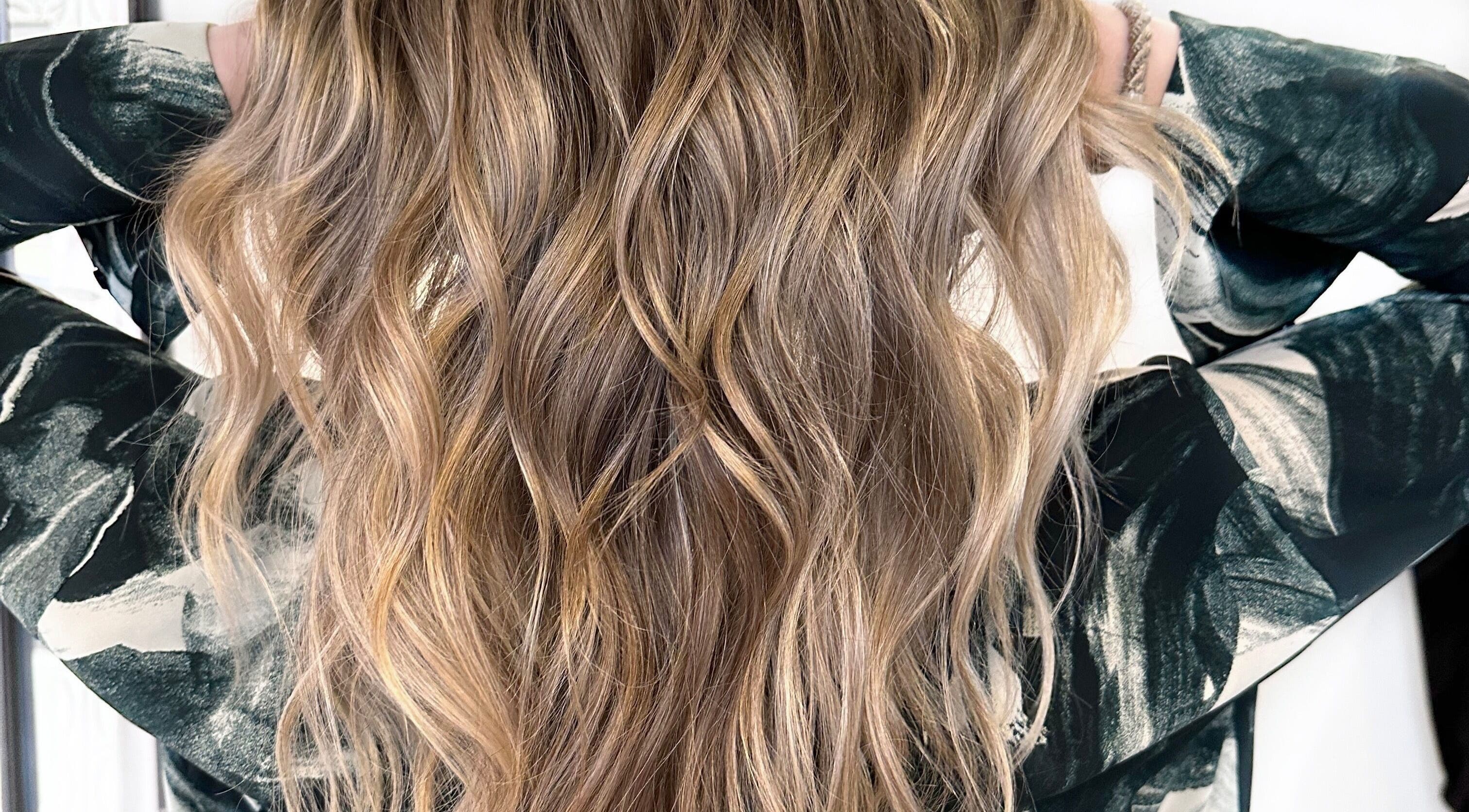 Elegant wavy hairstyle showcasing golden hues at HAIR MAKE il, Shibuya, JP.