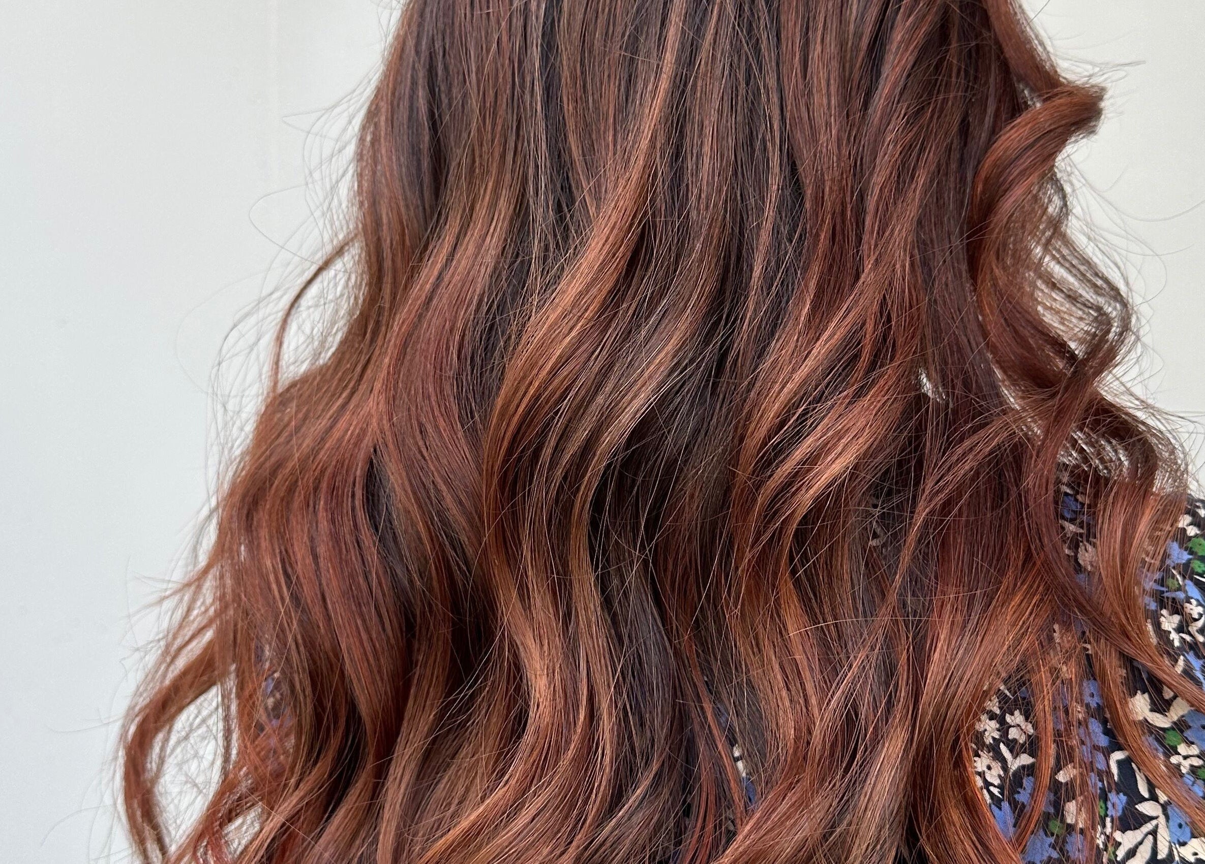 Rich brown wavy hairstyle at HAIR MAKE il in Shibuya, JP. Perfectly styled, shining with depth and vibrancy.