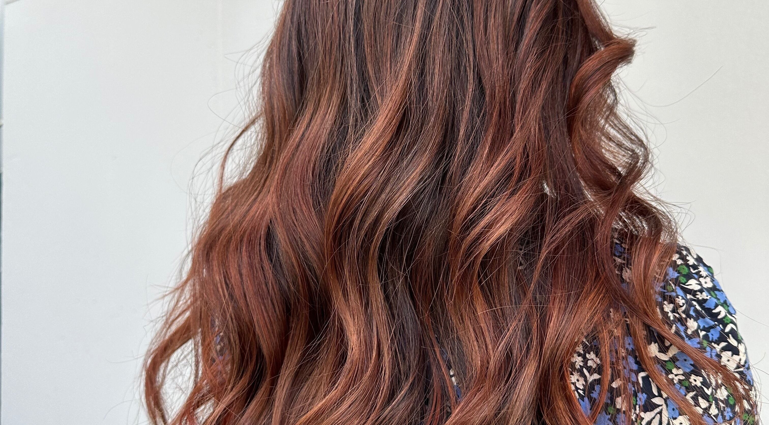 Rich brown wavy hairstyle at HAIR MAKE il in Shibuya, JP. Perfectly styled, shining with depth and vibrancy.