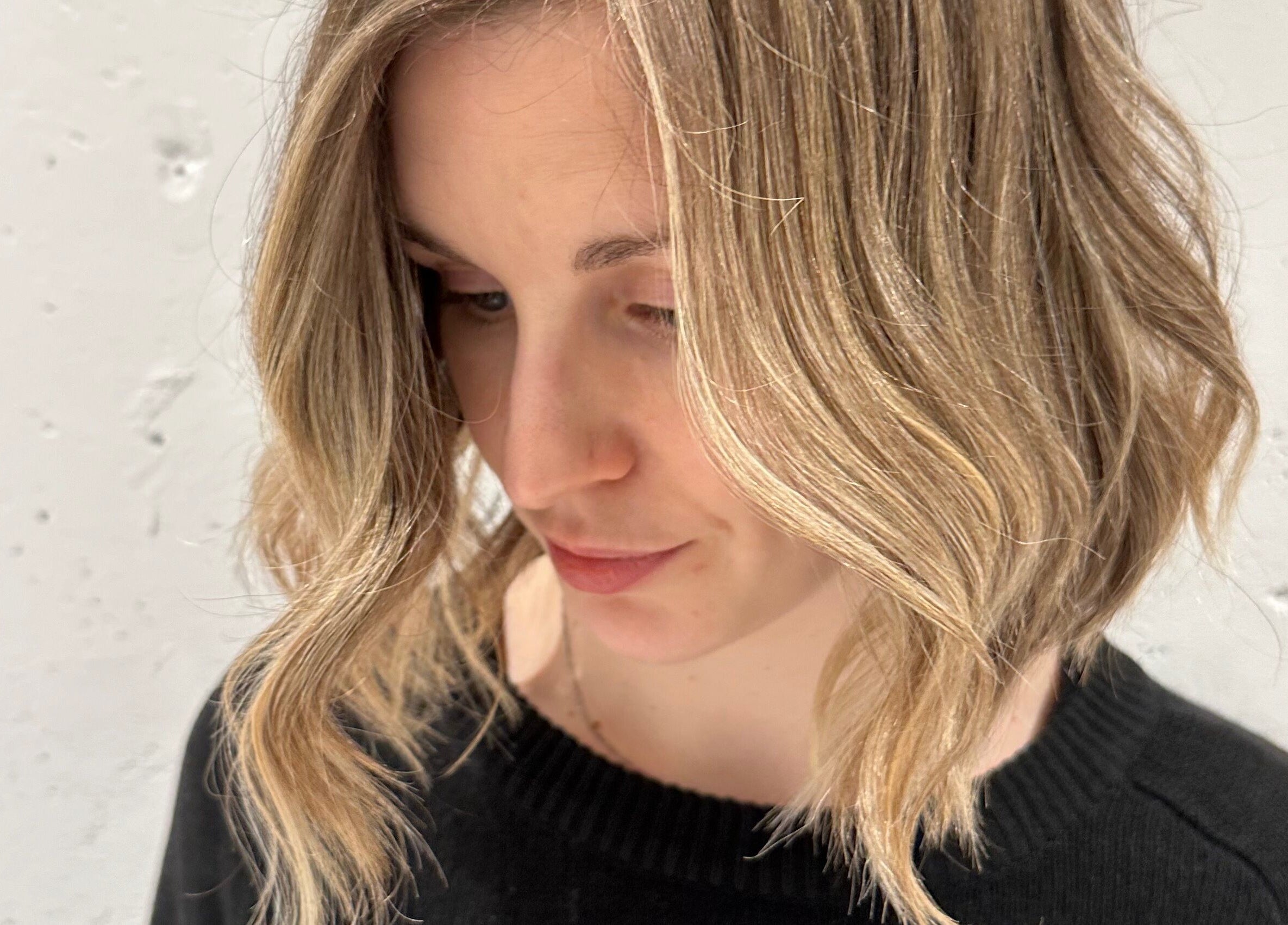 Elegant wavy blonde hairstyle at HAIR MAKE il, Shibuya, JP, showcasing modern beauty techniques.