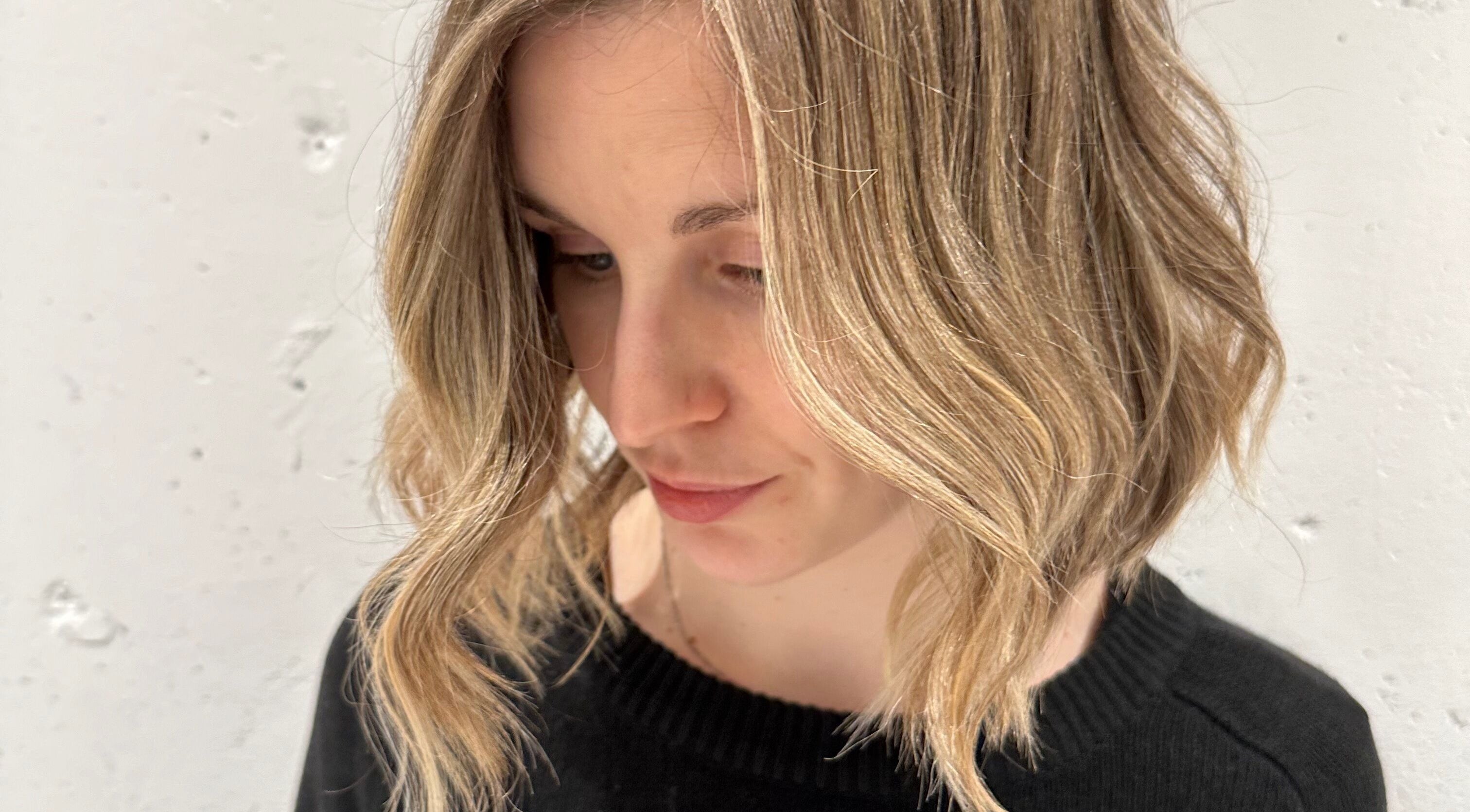 Elegant wavy blonde hairstyle at HAIR MAKE il, Shibuya, JP, showcasing modern beauty techniques.