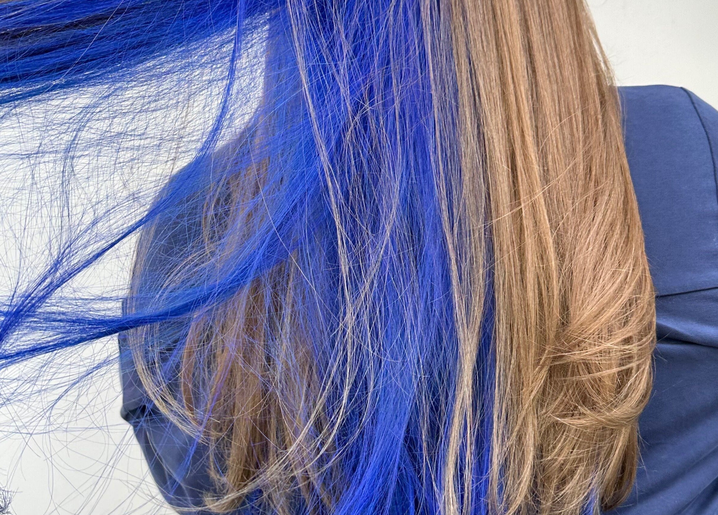 Bold blue hair streaks styled at HAIR MAKE il, Shibuya, JP. Perfect blend for modern elegance.