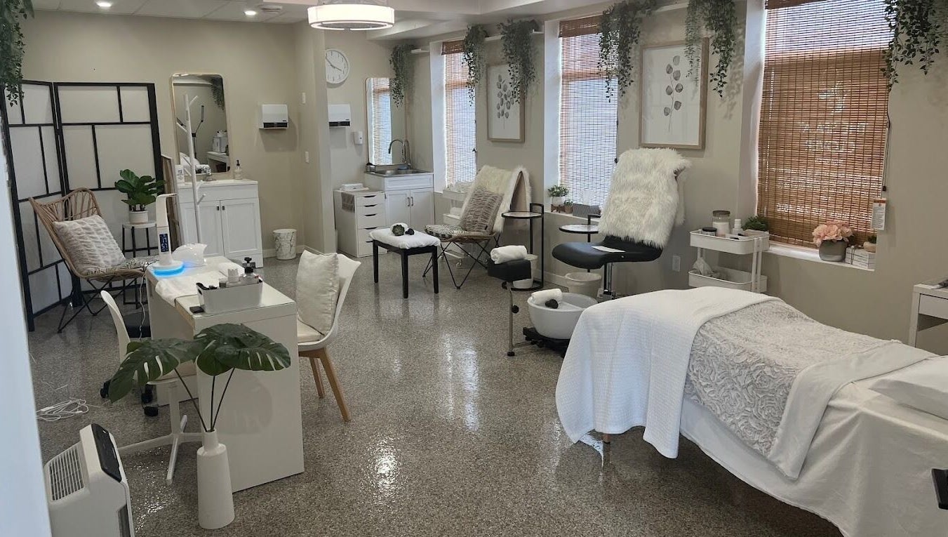 Relaxing therapy room at Clover Therapeutic Wellness Centre, Niagara Falls, Ontario, CA with cozy decor.