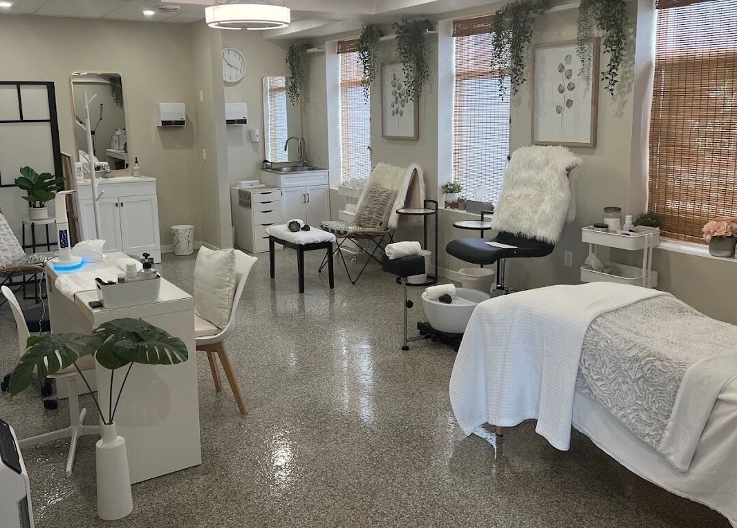 Relaxing therapy room at Clover Therapeutic Wellness Centre, Niagara Falls, Ontario, CA with cozy decor.