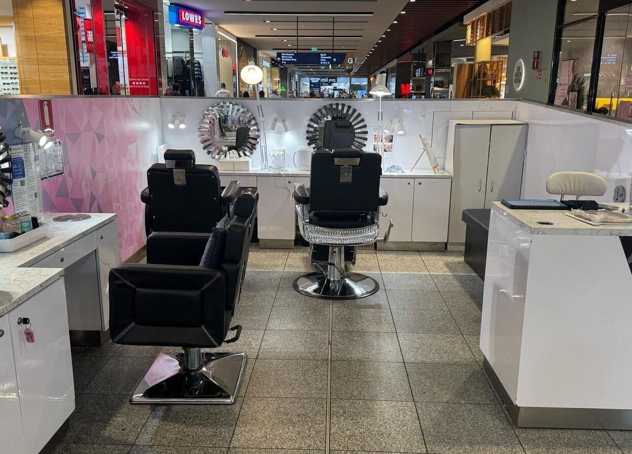 Luxury salon setup at iBrow Station Greenhills, East Maitland, NSW, AU, showcasing modern beauty chairs and mirrors.