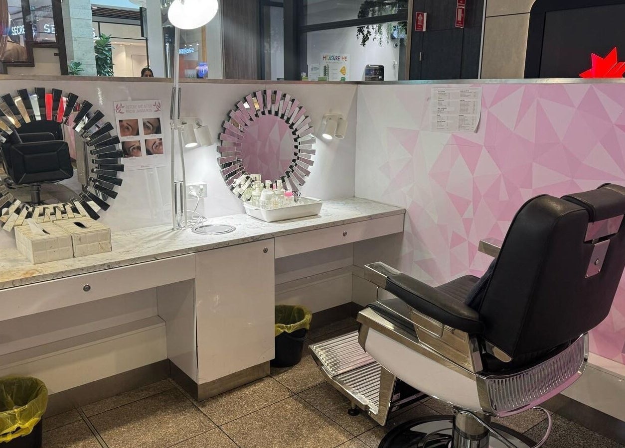 Elegant salon station at iBrow Station Greenhills, East Maitland, NSW, AU, with chic mirror and styling chair.