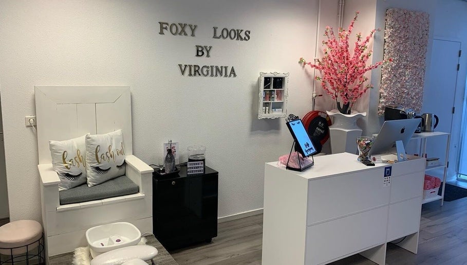 Foxy Looks imagine 1
